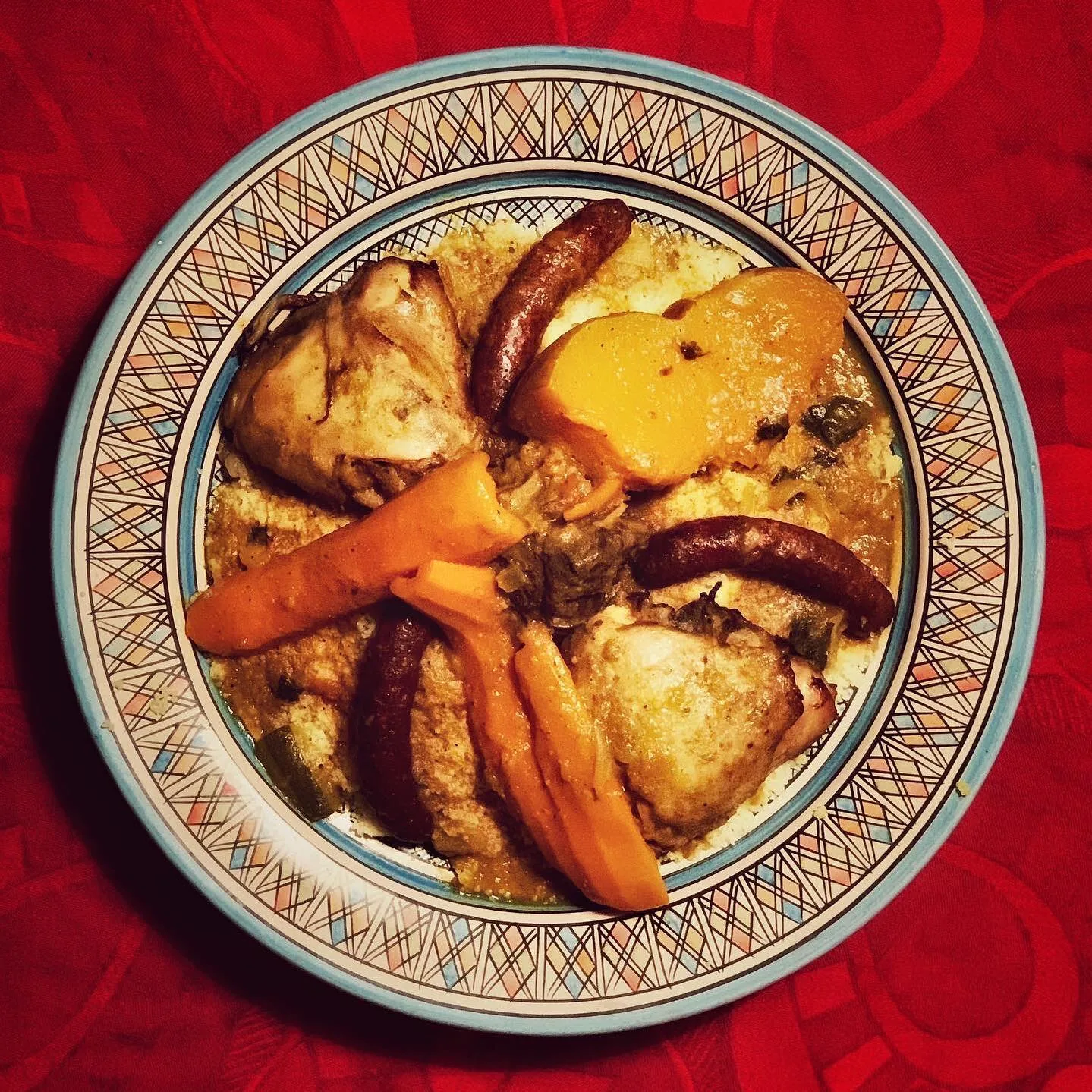 Plat généreux présenté dans une assiette décorée