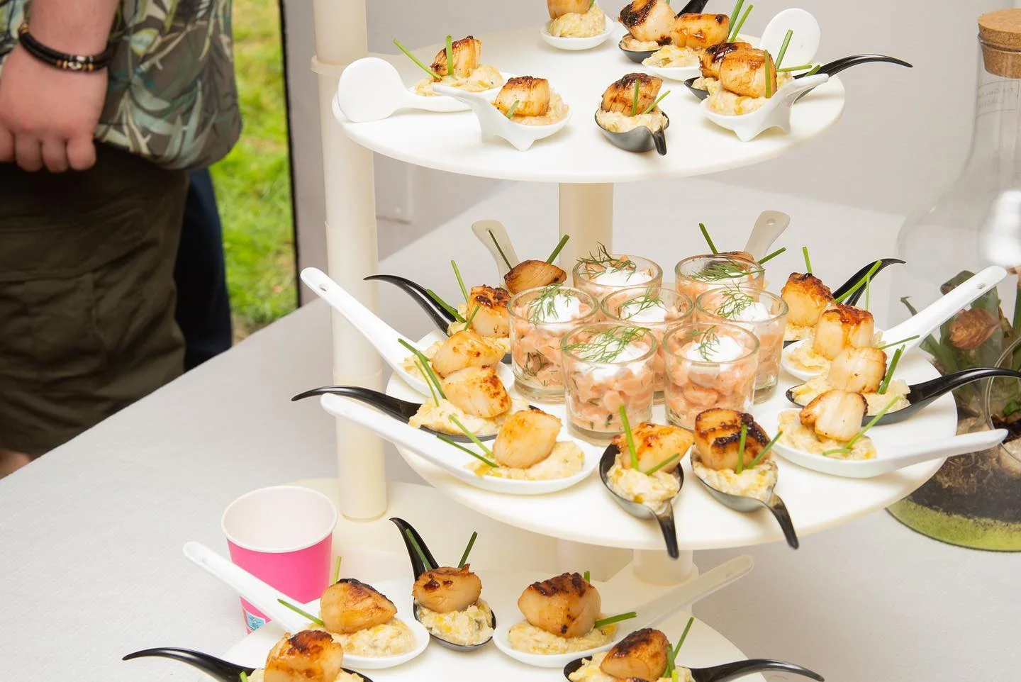 Buffet de bouchées préparé pour un événement professionnel