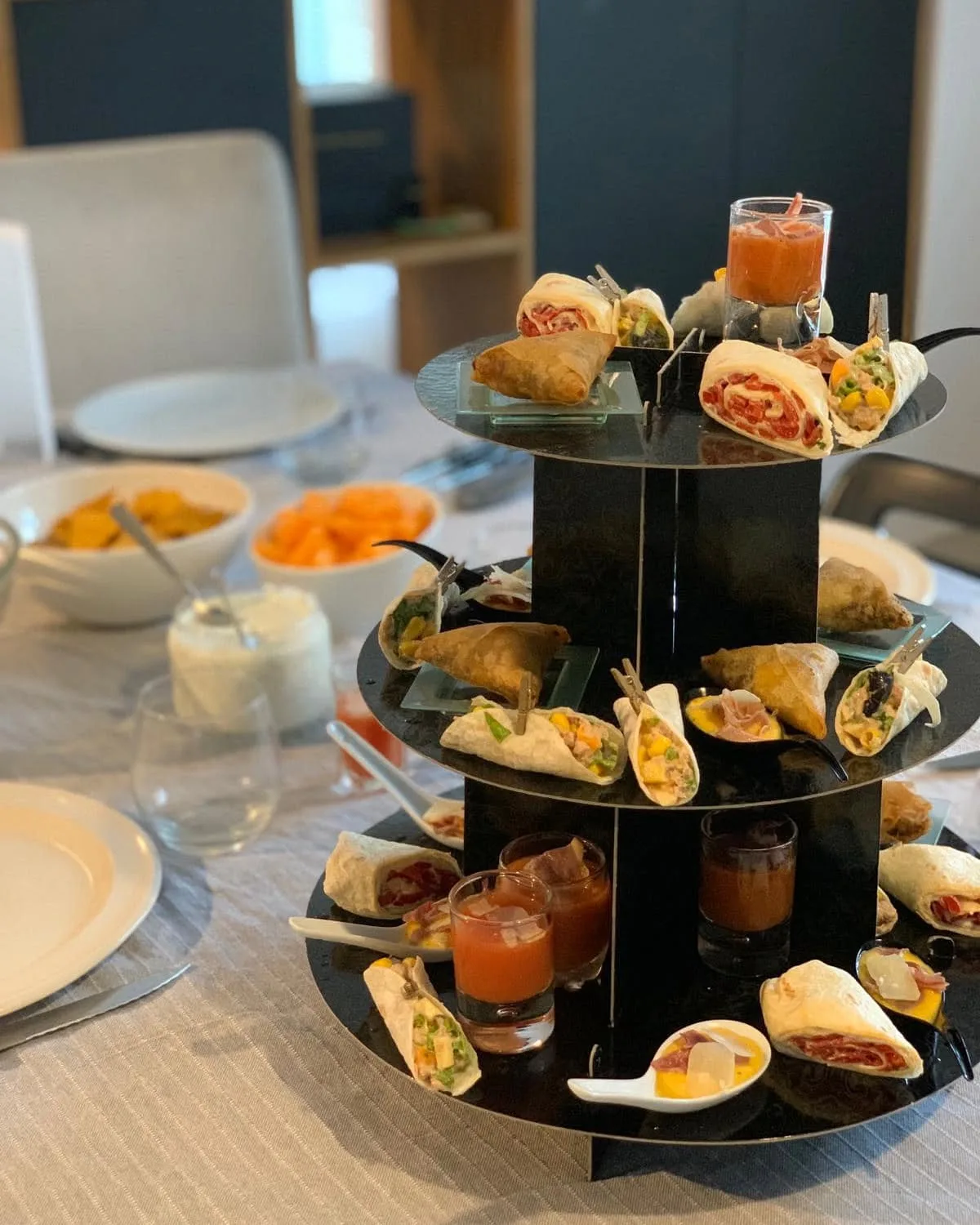 Buffet à plusieurs niveaux préparé pour des invités